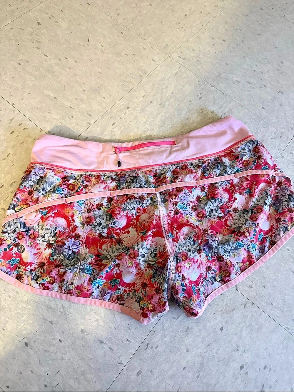 Lululemon speed up 2.5” Floral Athletic Shorts Pink & Red